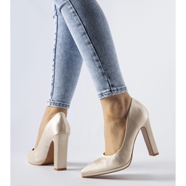 Stilettpumps i beige satin från Rivers 1