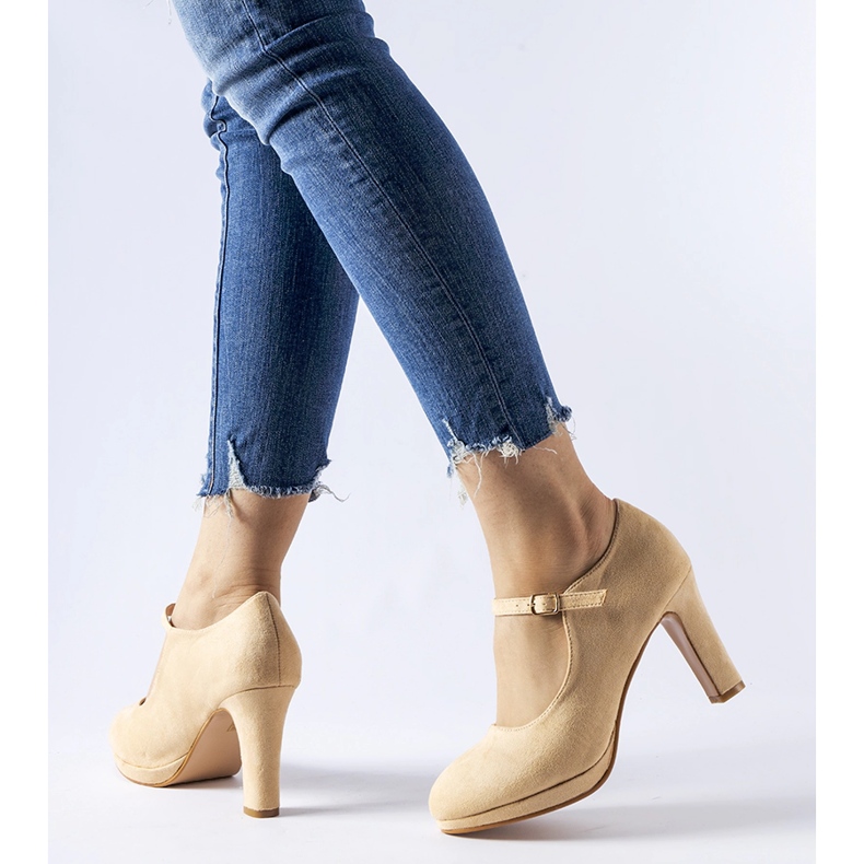 Beige högklackade skor med Serri-knäppning 1