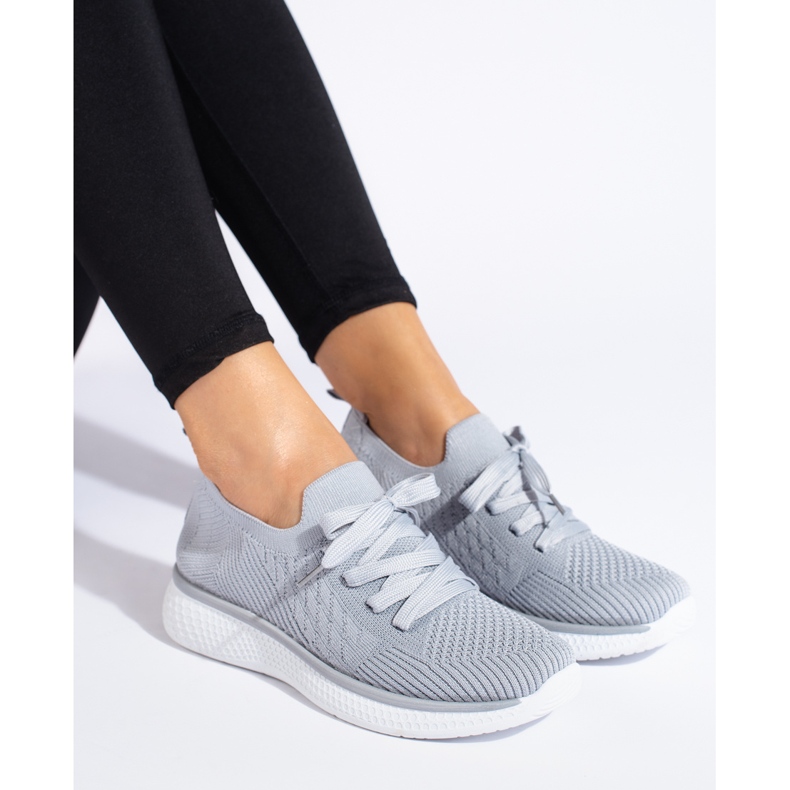 Grå sportskor med snörning 1