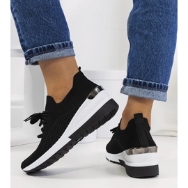 Svarta sneakers på Sabelia-kilen 2