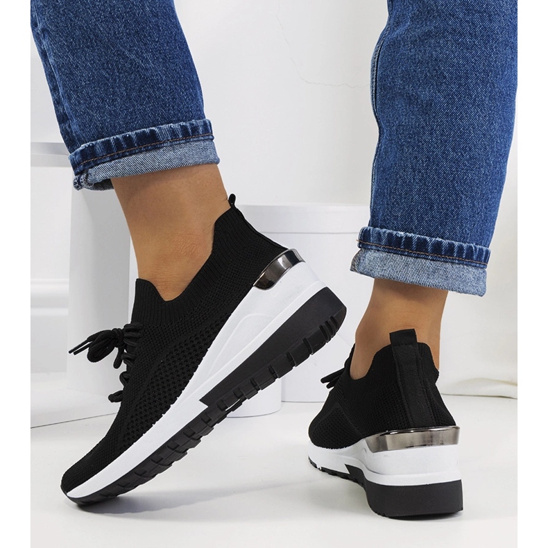 Svarta sneakers på Sabelia-kilen 2