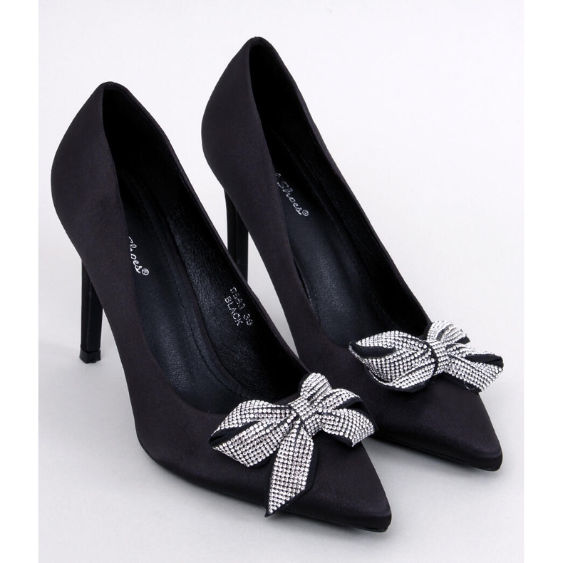 Satinnålar med rosett från Trini Black svart 1