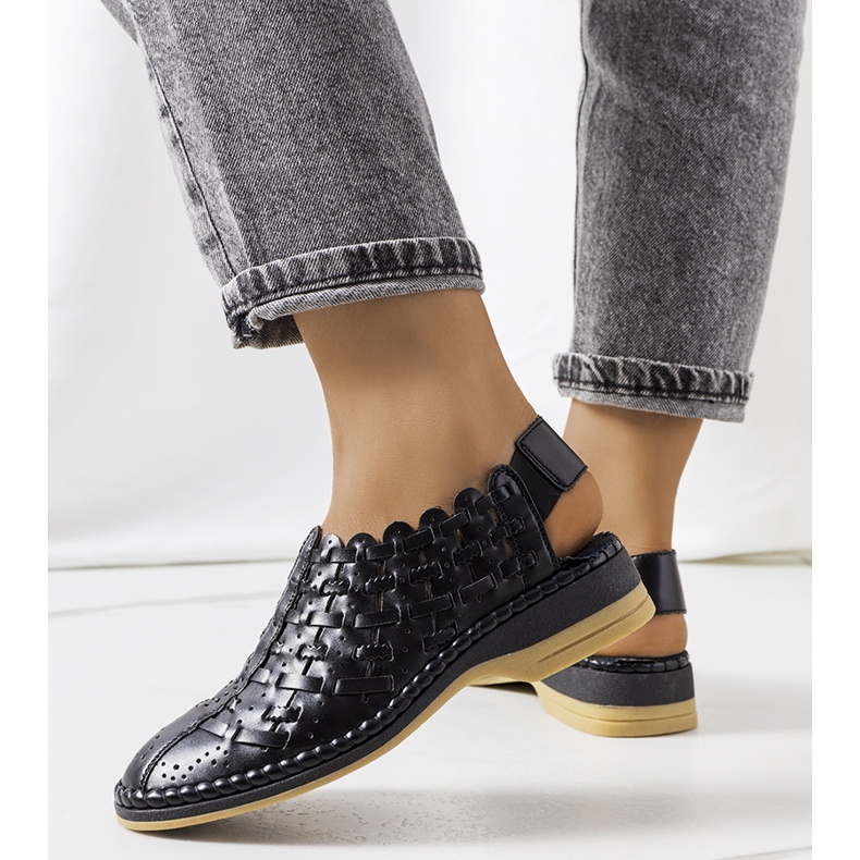 Svarta genombrutna sandaler från Carvalho 1