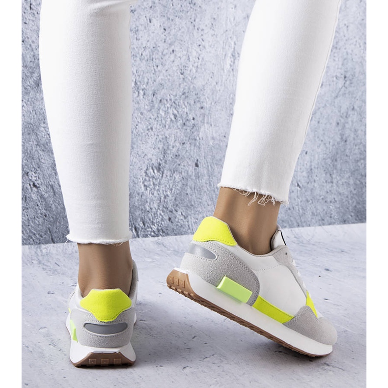 Vita sneakers med neoninlägg från Alita 1