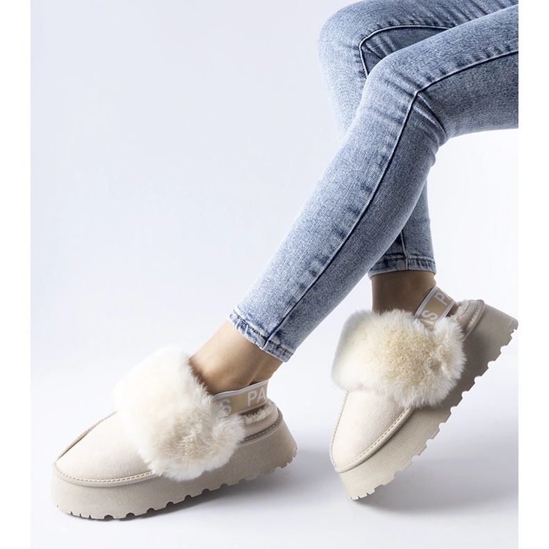 Ljusbeige isolerade tofflor med resår från Sangro 1