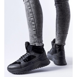 Svarta isolerade höga Malles sneakers 1