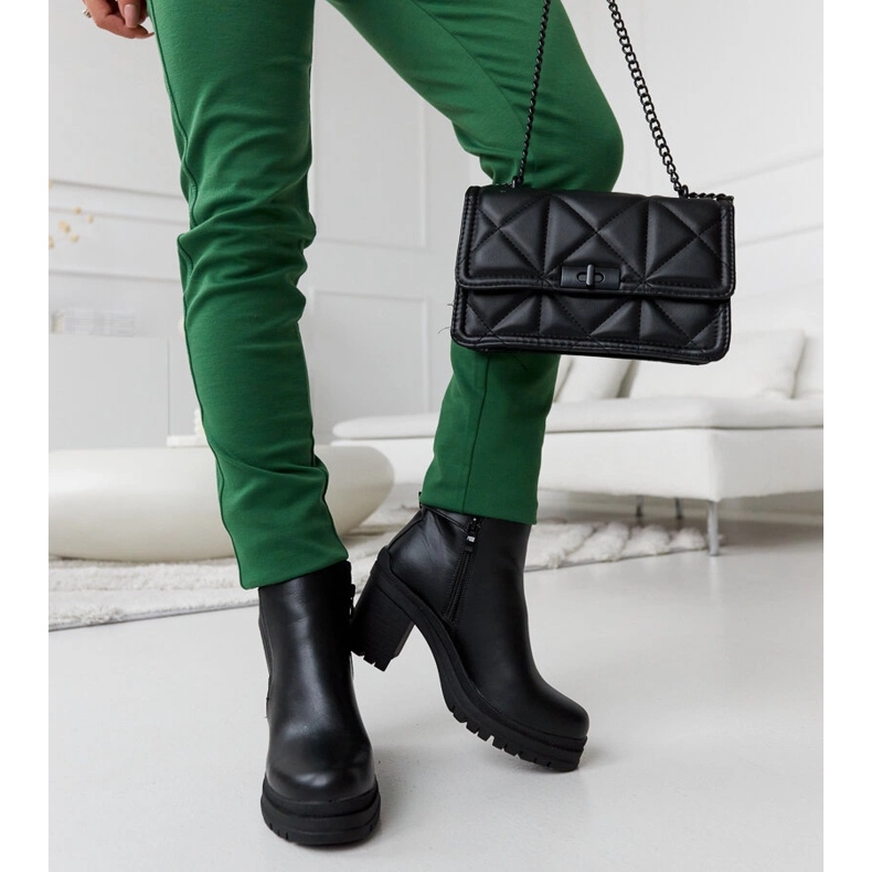 Svarta lågklackade ankelboots med bältesögla från Favale 1