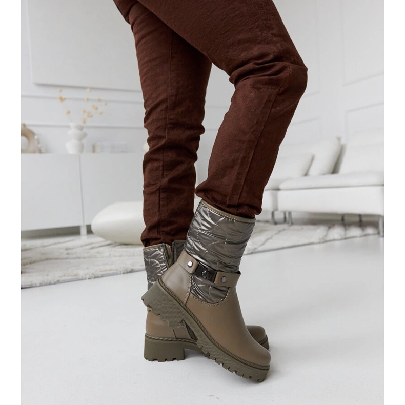 Gröna isolerade stövlar med en dekorativ Lido-rem 1