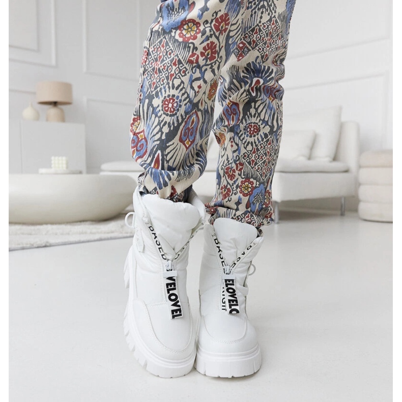 Vita isolerade snöstövlar med Eulalia-inskriptioner 2