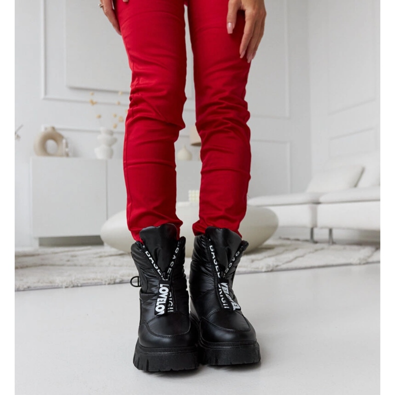 Svarta isolerade snöstövlar med Eulalia-inskriptioner 1