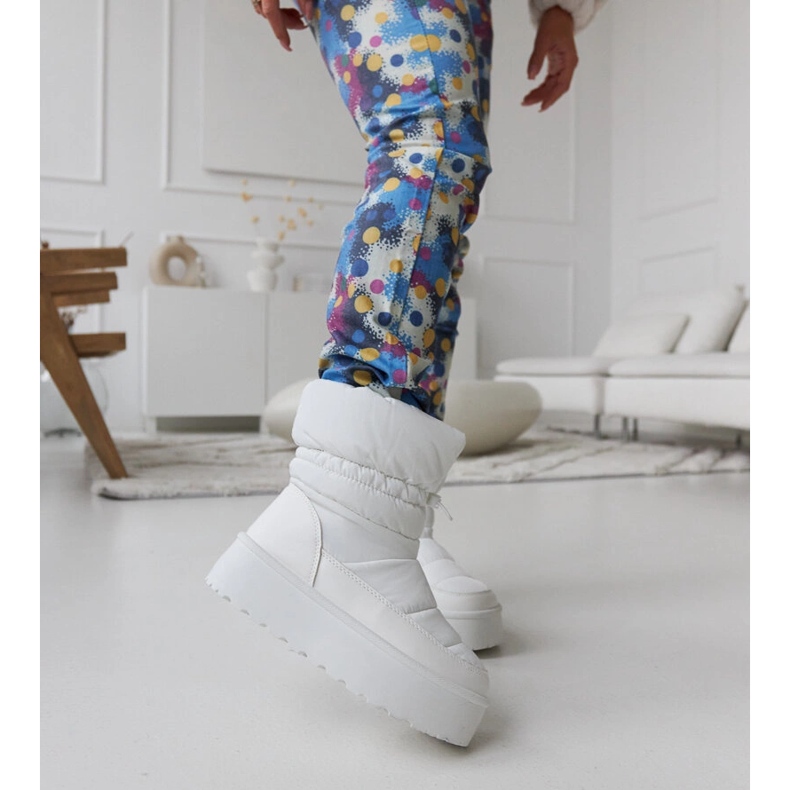 Vita isolerade snökängor på Polk-plattformen 2