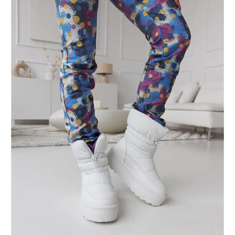 Vita isolerade snökängor på Polk-plattformen 1