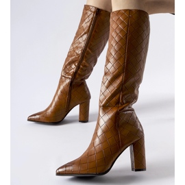 Bruna stövlar dekorerade med Brannon-quiltning 1