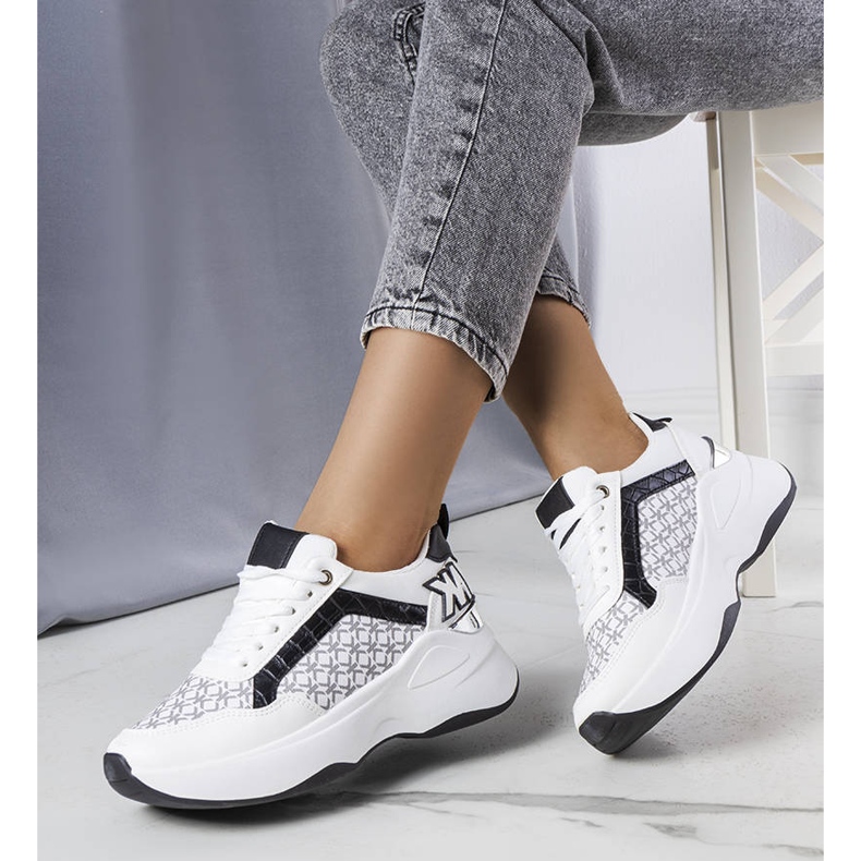 Margie svarta sneakers med monogram vit 2