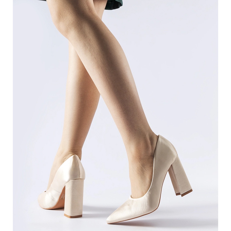 Högklackade pumps i beige satin från Gonzalez 1