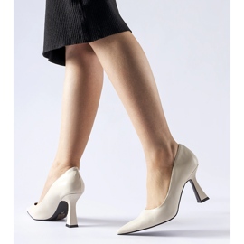 Beige pumps med asymmetrisk klack från Tore 1