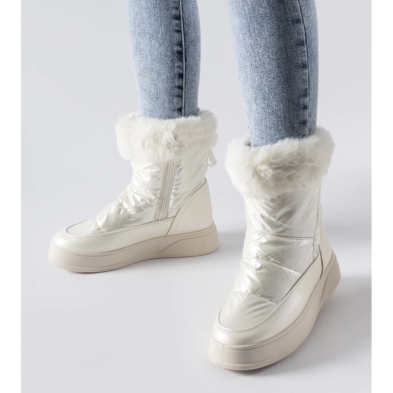 Vita isolerade snöstövlar med päls från Oliver 1
