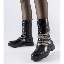 Svarta isolerade ankelboots med en Carroll-kedja 1