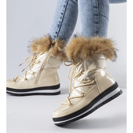 Beige snökängor i patent med rosettpäls 1