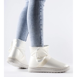 Beige blanka korta snöstövlar från Delaune 1