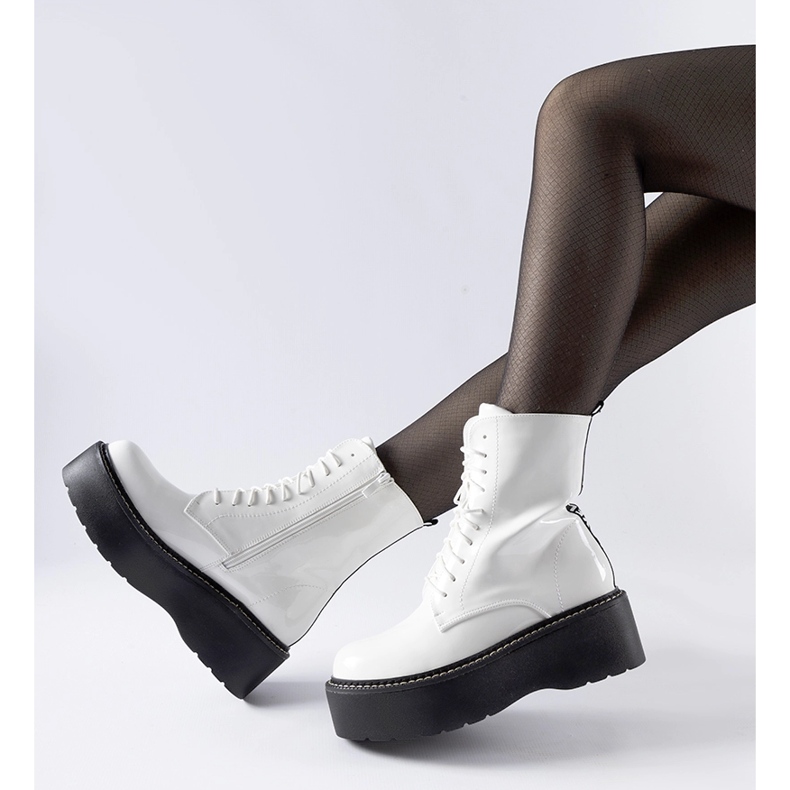 Vitlackerade arbetare på Leos-plattformen 1