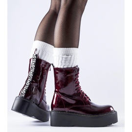 Burgundy patentarbetare på Leos-plattformen röd 1