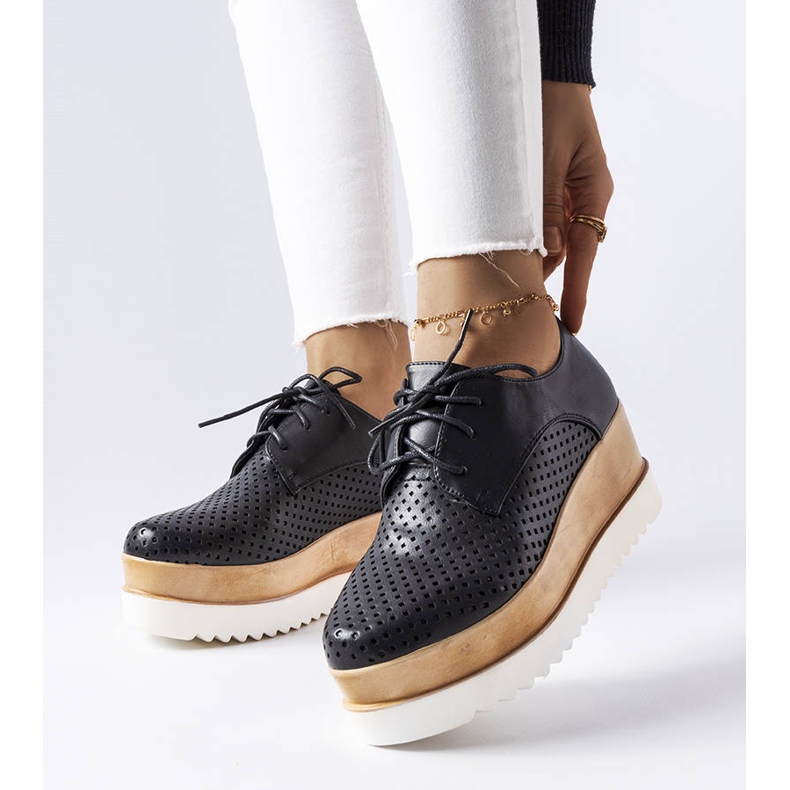 Svarta genombrutna kilskor från Laurent 1