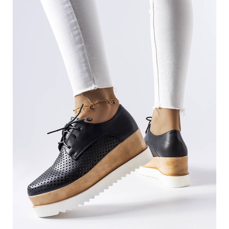 Svarta genombrutna kilskor från Laurent 2