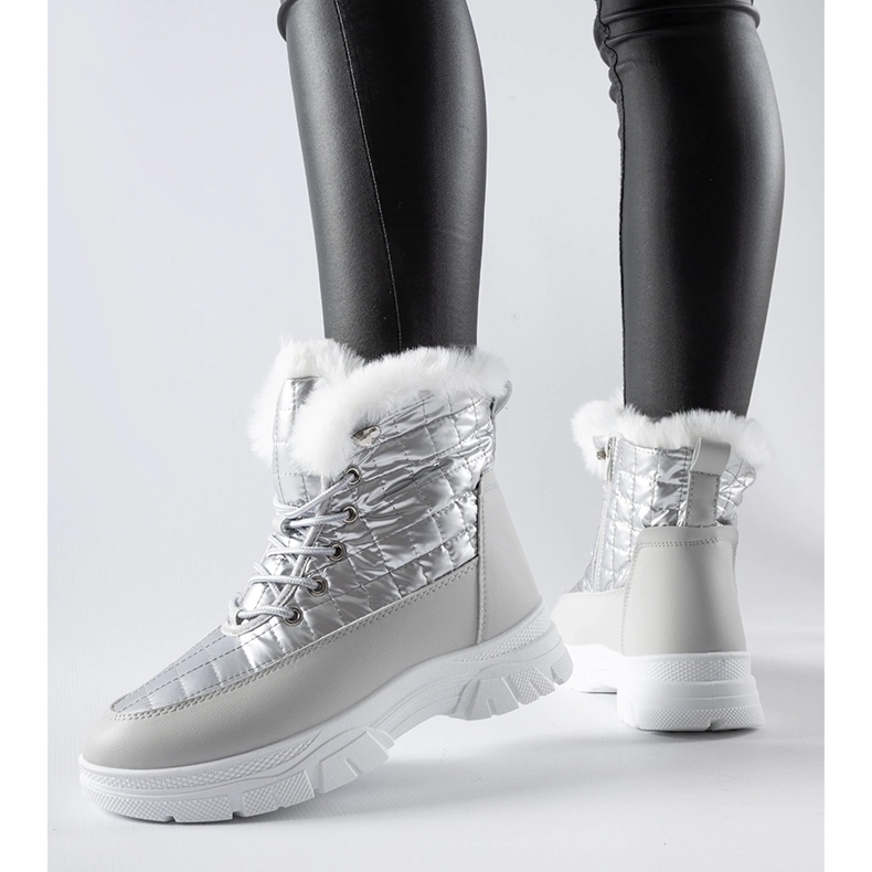 Silverisolerade snöstövlar på Dwayn-plattformen 1