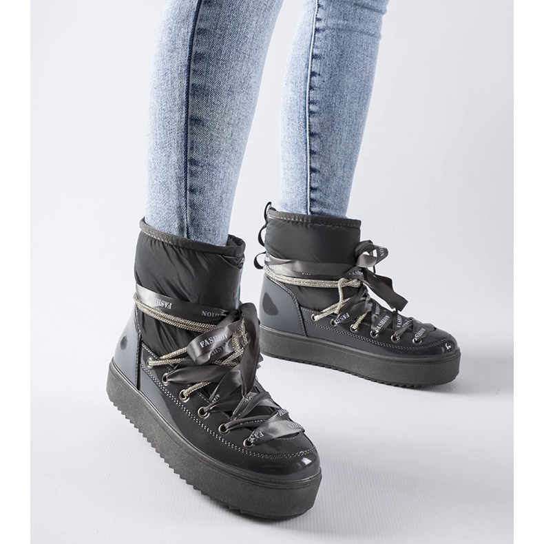 Gråa snökängor i patent med Alceo-rhinestones 1