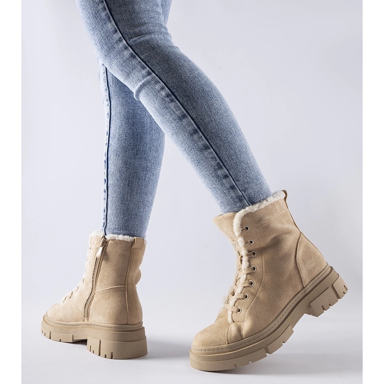 Beige isolerade ankelboots gjorda av Chamblee eko-mocka 1