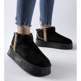 Svarta snöstövlar på Scavi-plattformen 1