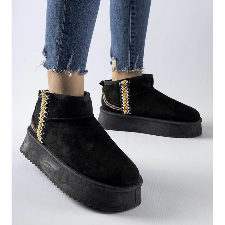 Svarta snöstövlar på Scavi-plattformen 1