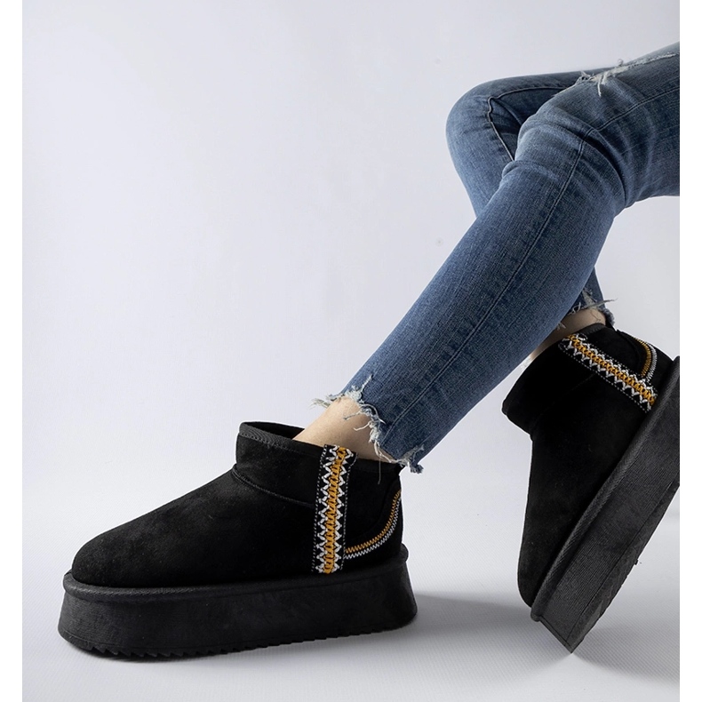 Svarta snöstövlar på Scavi-plattformen 2