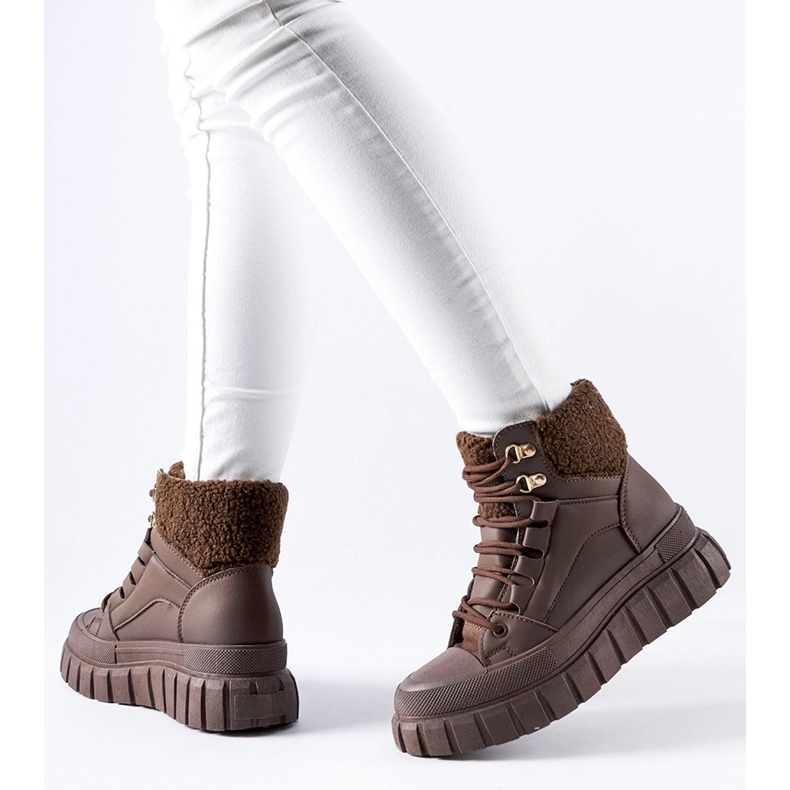 Bruna isolerade Adamsville sneakers 1