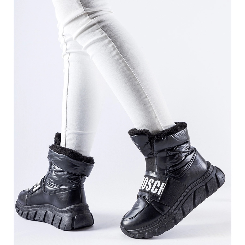 Svarta isolerade snökängor med Bend-plattformen 1