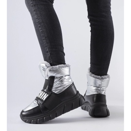 Silverisolerade snöstövlar på Bend-plattformen 1