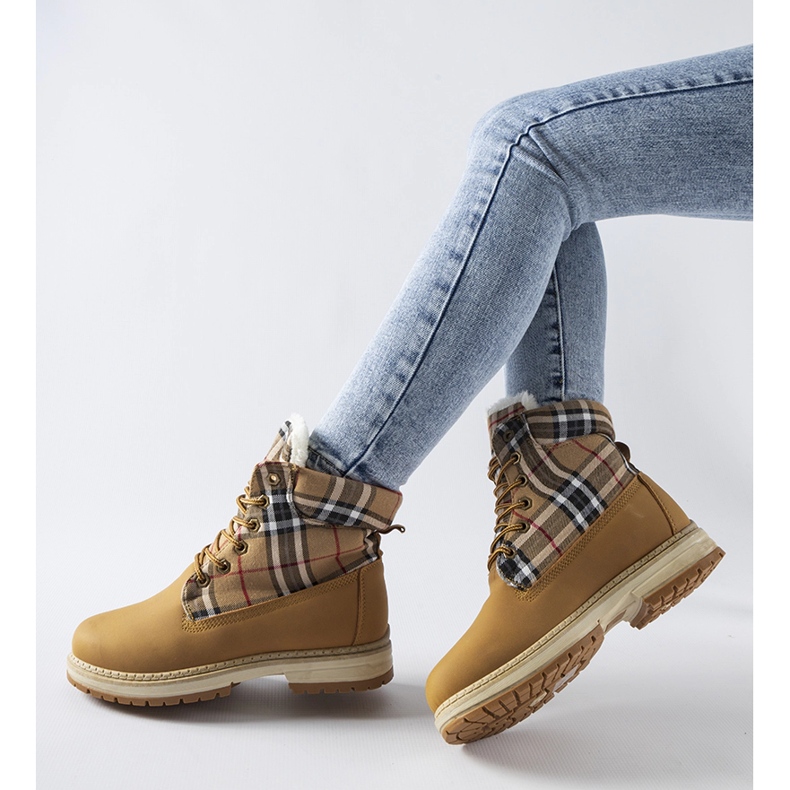 Bruna stövlar dekorerade med ett Dino rutnät 1