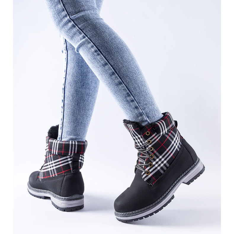 Svarta stövlar dekorerade med en Dino-rut 1