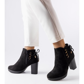 Svarta stövlar med klack i eko mocka från Poule 1