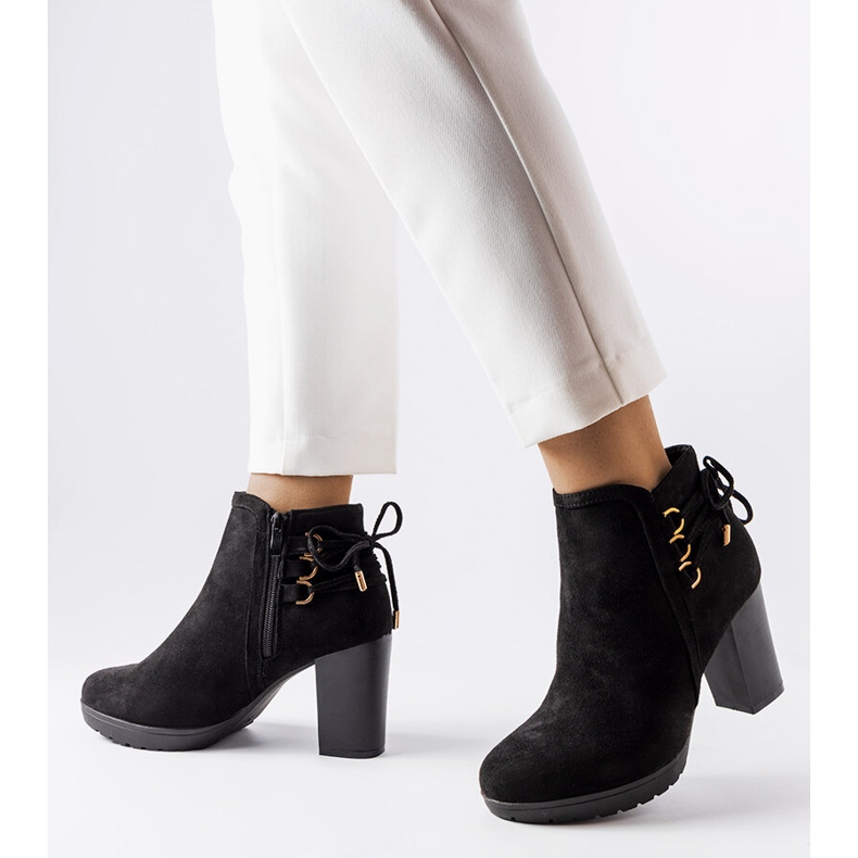 Svarta stövlar med klack i eko mocka från Poule 1