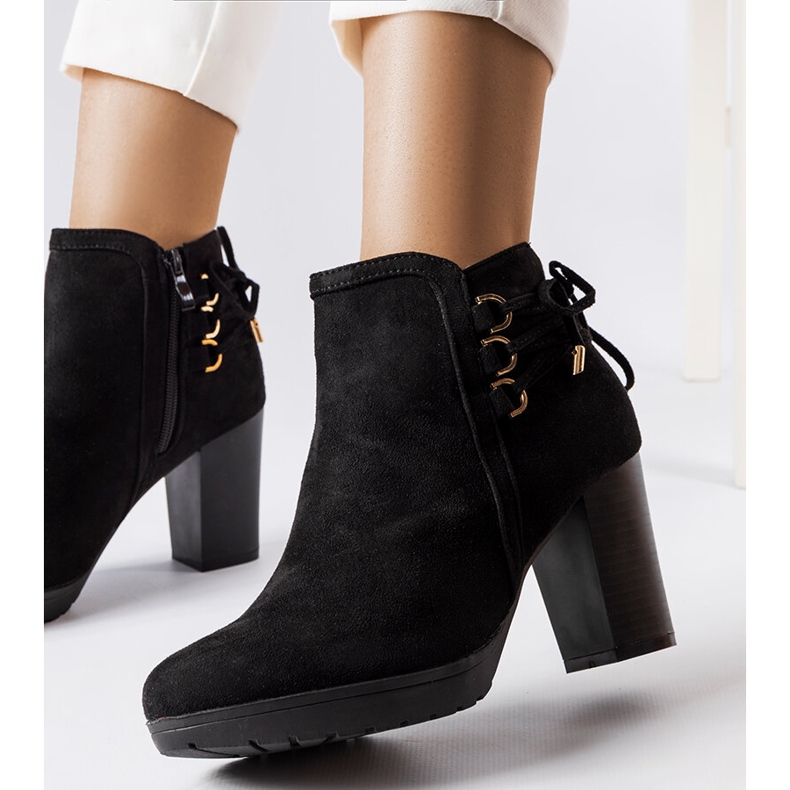 Svarta stövlar med klack i eko mocka från Poule 2