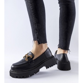 Svarta loafers dekorerade med Uzzone-rhinestones 1