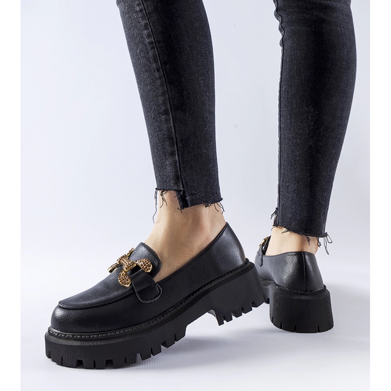 Svarta loafers dekorerade med Uzzone-rhinestones 1