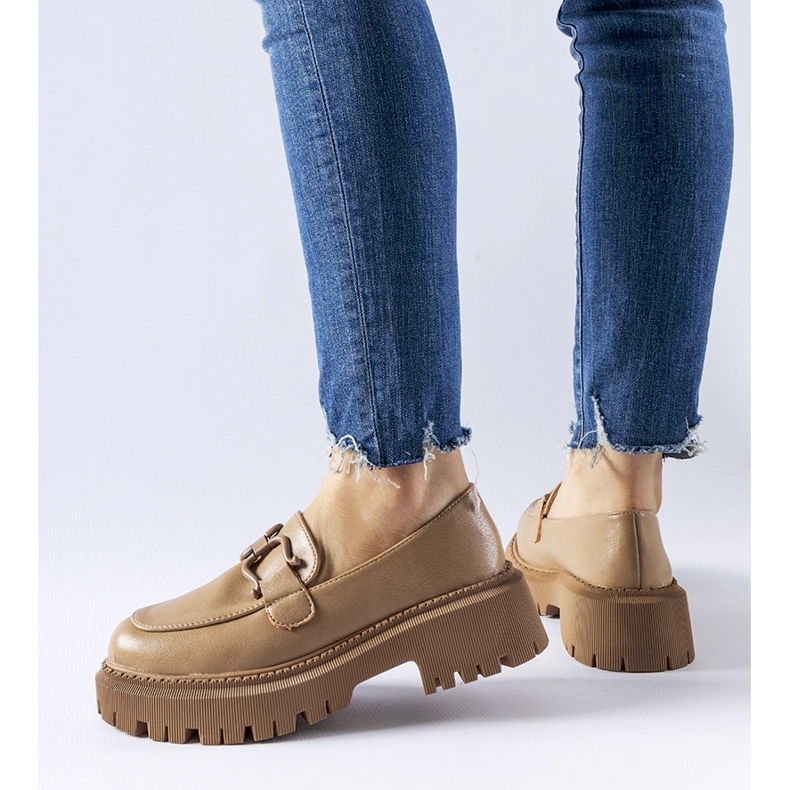 Beige mockasiner dekorerade med ett Cava-spänne 1