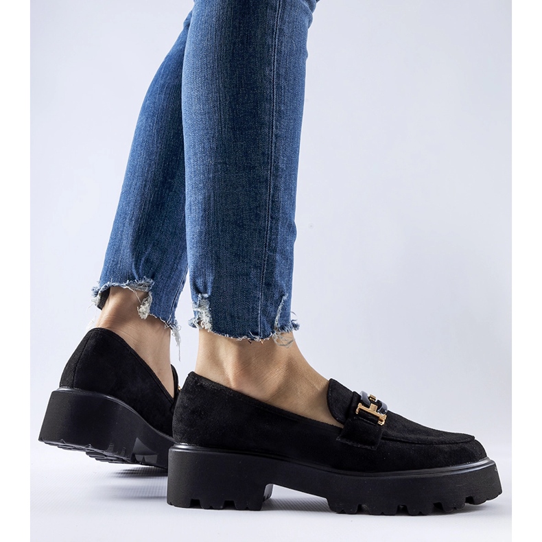 Svarta mockasiner dekorerade med ett Pisa-spänne 1