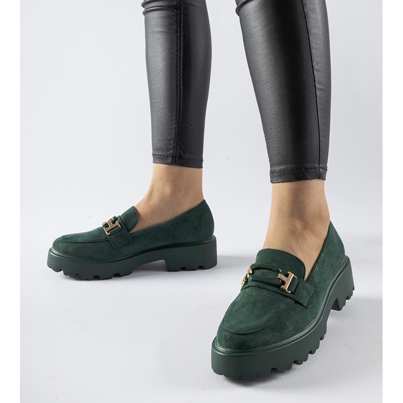 Gröna mockasiner dekorerade med ett Pisa-spänne 1