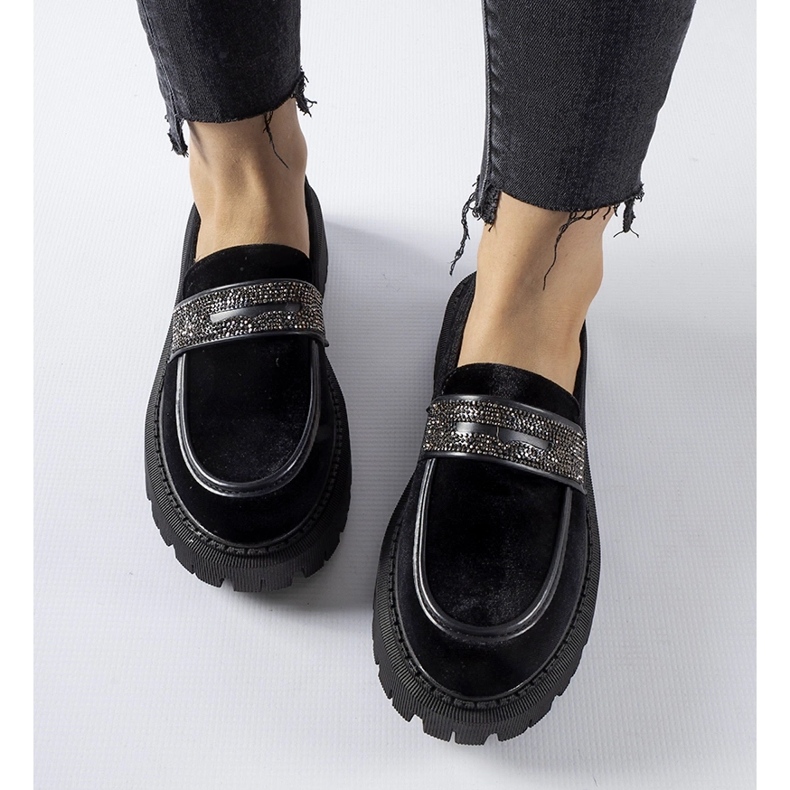 Svarta mockasiner dekorerade med Longuelo strass 1