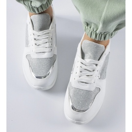 Vita sneakers med dekortråd från Facondo 1