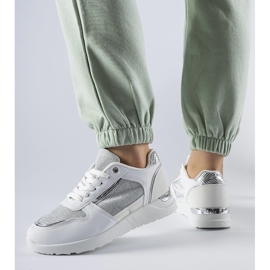 Vita sneakers med dekortråd från Facondo 2